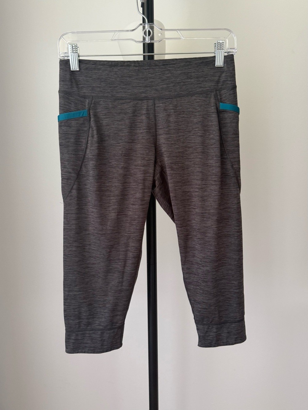 Patagonia Women’s Size S Capri Leggings Gray Running Yoga Side Pockets